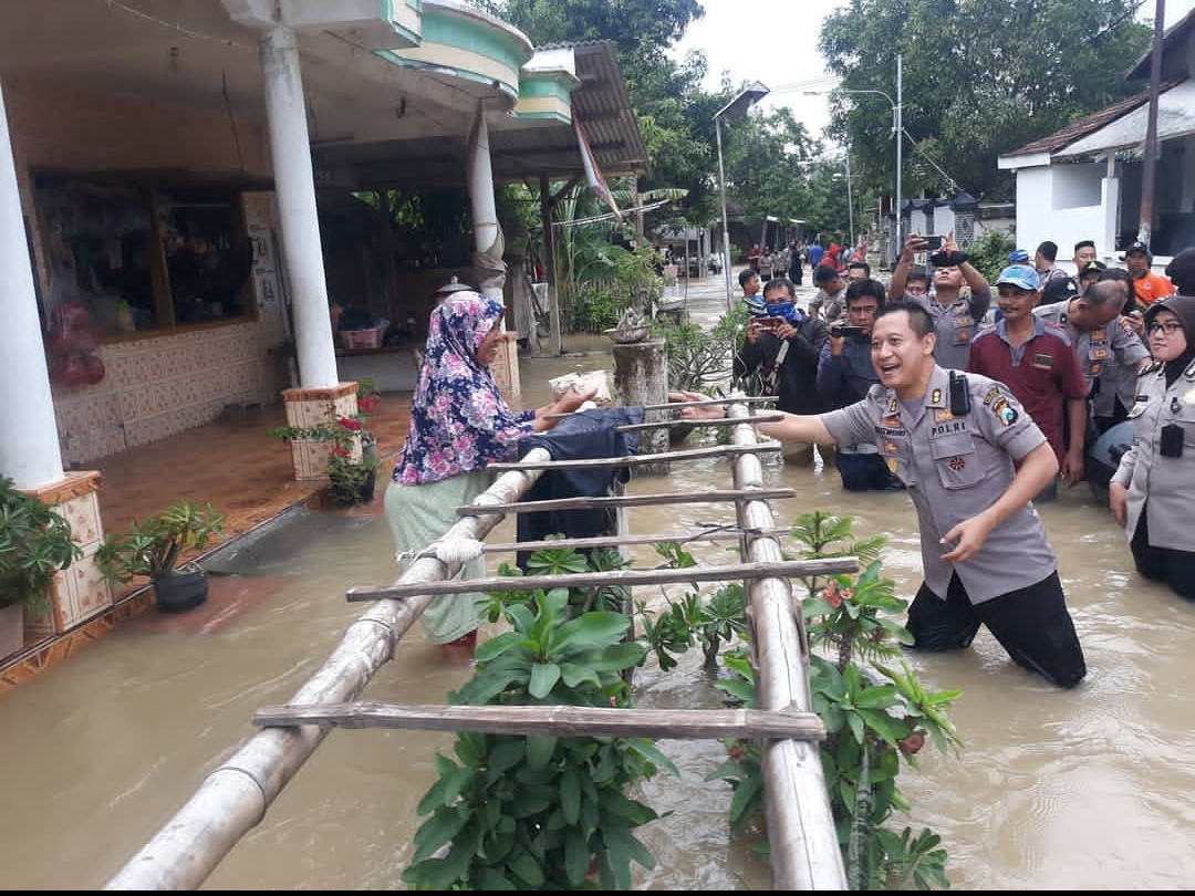 Kombes Pol Kusworo Wibowo membagikan sembako korban terdampak banjir di Benjeng saat menjabat Kapolres Gresik tahun 2019 (Faiz/klikjatim.com) 
