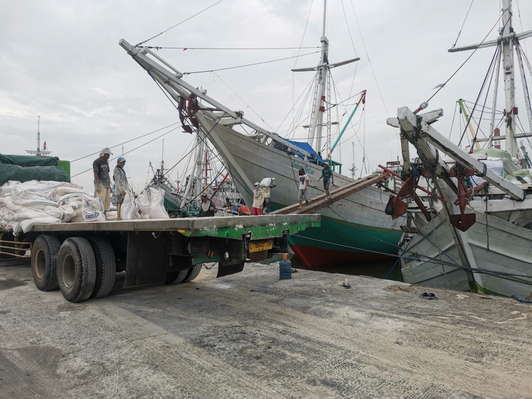 Cuaca Buruk Puluhan Kapal Layar Motor Tidak Berlayar