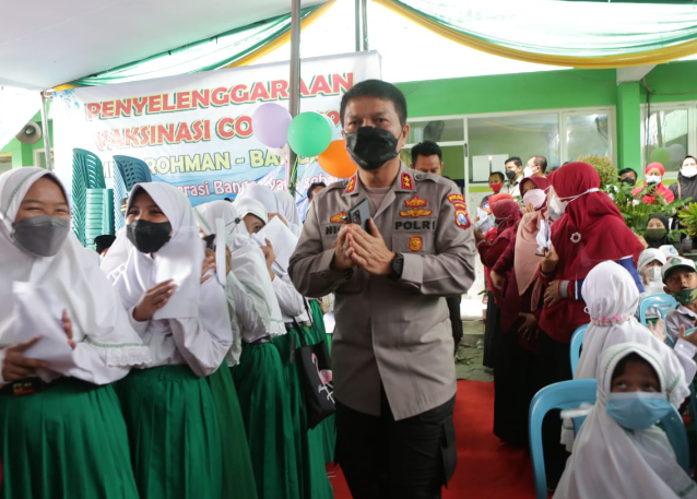 Warga Penggerak Vaksinasi di Sidoarjo Terima Hadiah Umroh dari Kapolda Jatim