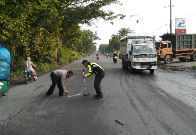 Seruduk ‘Bokong’ Truk Gandeng di Sidoarjo, Pengemudi Ayla Langsung Tewas