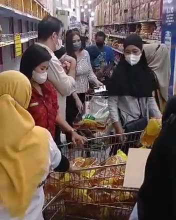 Hanya Sejam, Minyak Goreng Rp 14.000 di Gresik Ludes Diserbu Pembeli