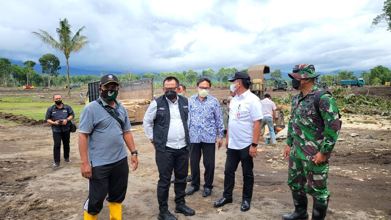 Sambangi Korban Erupsi Semeru, Pemprov Jatim Minta Aliran Listrik di Huntara
