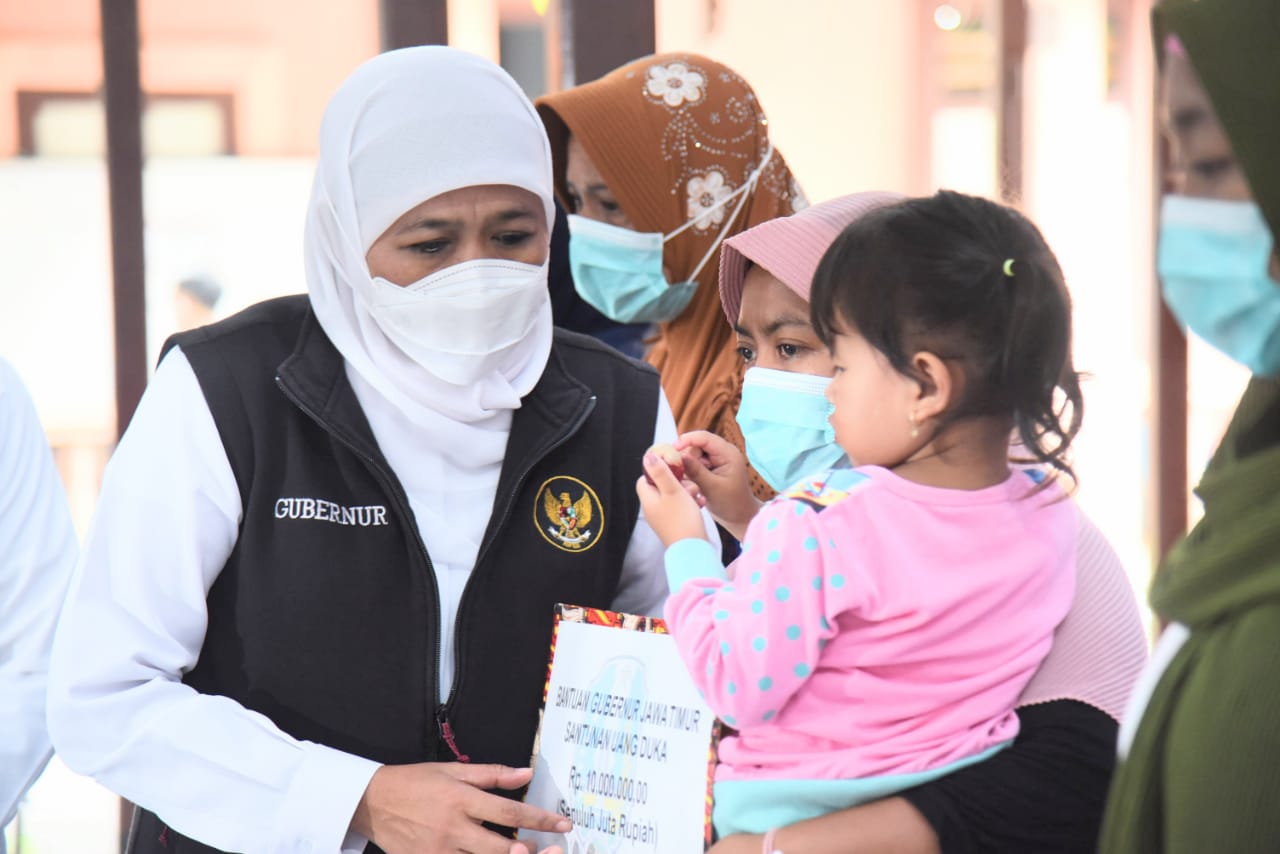 Kisah Haru Khofifah Saat Serahkan Bantuan kepada Ahli Waris Korban Erupsi Gunung Semeru