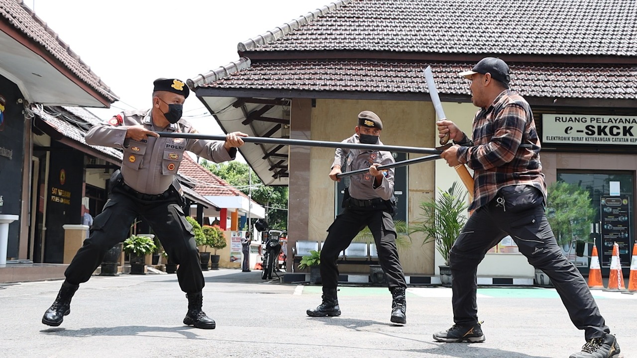 Pos Penjagaan Mapolres Jombang Diserang Laki-laki Bersenjata Golok, Begini Ceritanya
