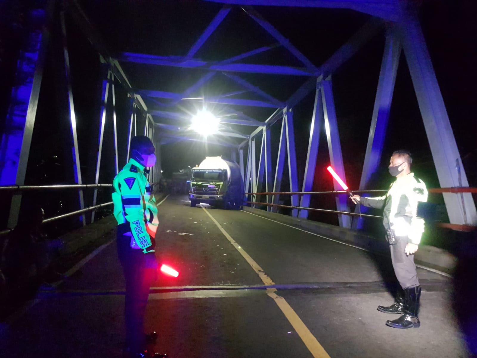 Tronton Tabrak Jembatan Hingga Retak, Akses Jalan Utama Ngawi-Bojonegoro Dialihkan