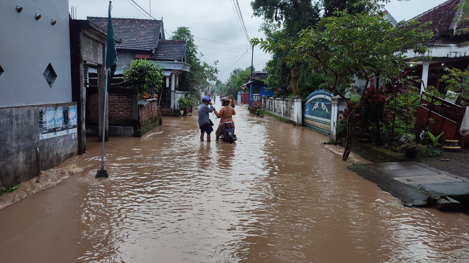 Air Sungai Meluap, Banjir Kepung Jalanan di Wilayah Kota Ponorogo