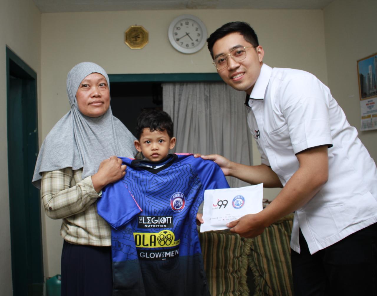 Presiden Arema FC Bantu Biaya Operasi Aremania Licek Asal Sumpil Malang