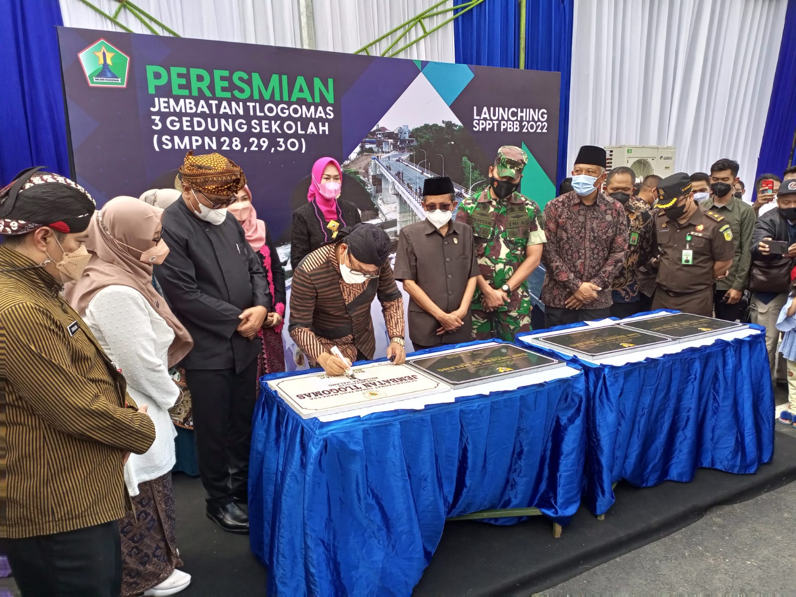 Bangun Jembatan Tunggul Mas dan Tiga SMPN Mewujudkan Aspirasi Warga