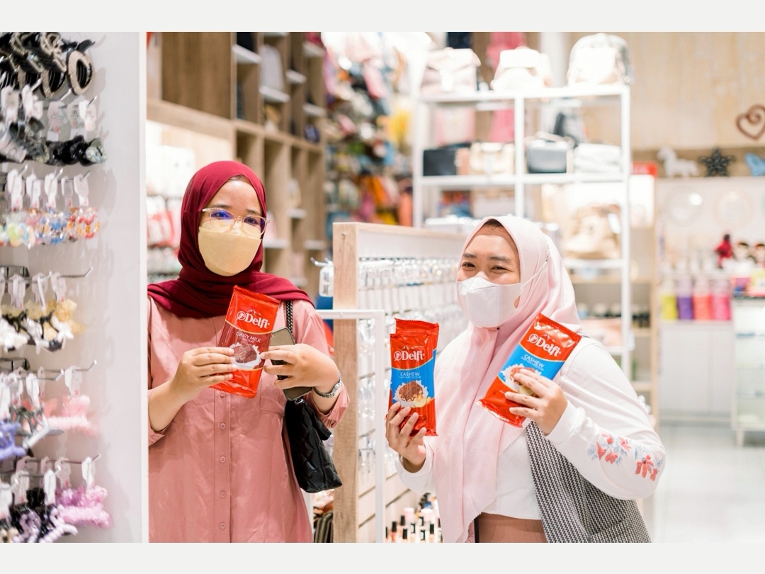 Valentine, Icon Mall Gresik Bagikan Coklat Bagi Pengunjung Pakaian Pink