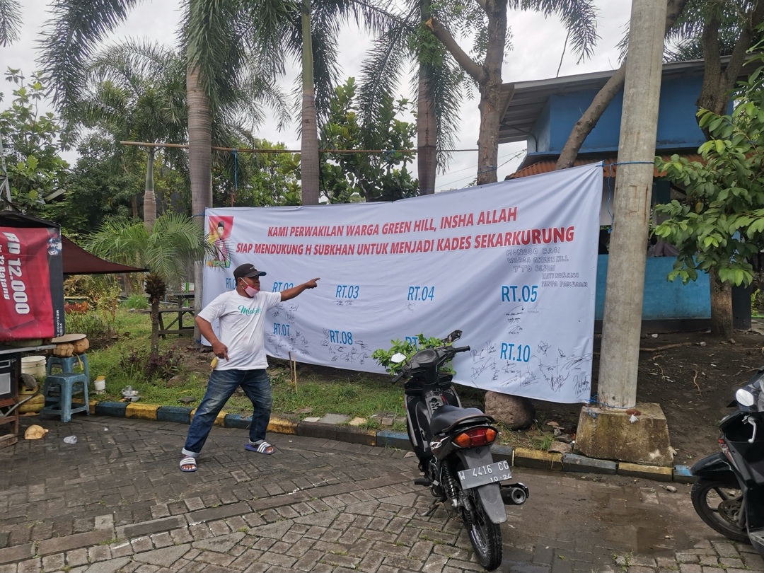 Warga Sekarkurung Geger, Pemasangan Baliho Petisi Dukungan Calon Kades