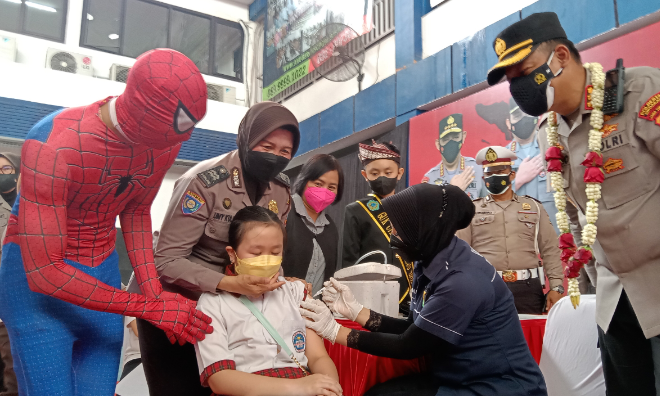 Spiderman Datangi Vaksinasi Anak di Sekolah Sidoarjo