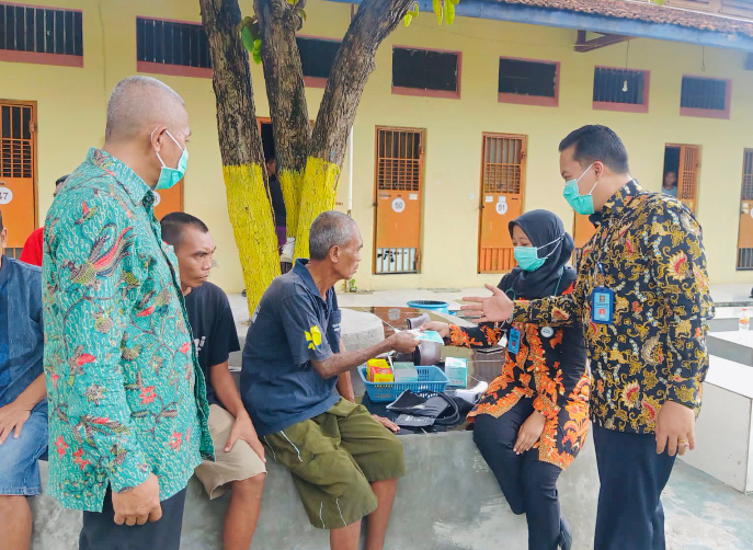 Antisipasi Omicron, Lapas Pamekasan Bagikan Masker dan Multivitamin Untuk Napi