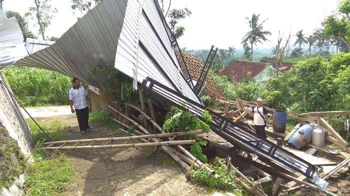 Puluhan Bangunan di Tulungagung Rusak Diterjang Puting Beliung