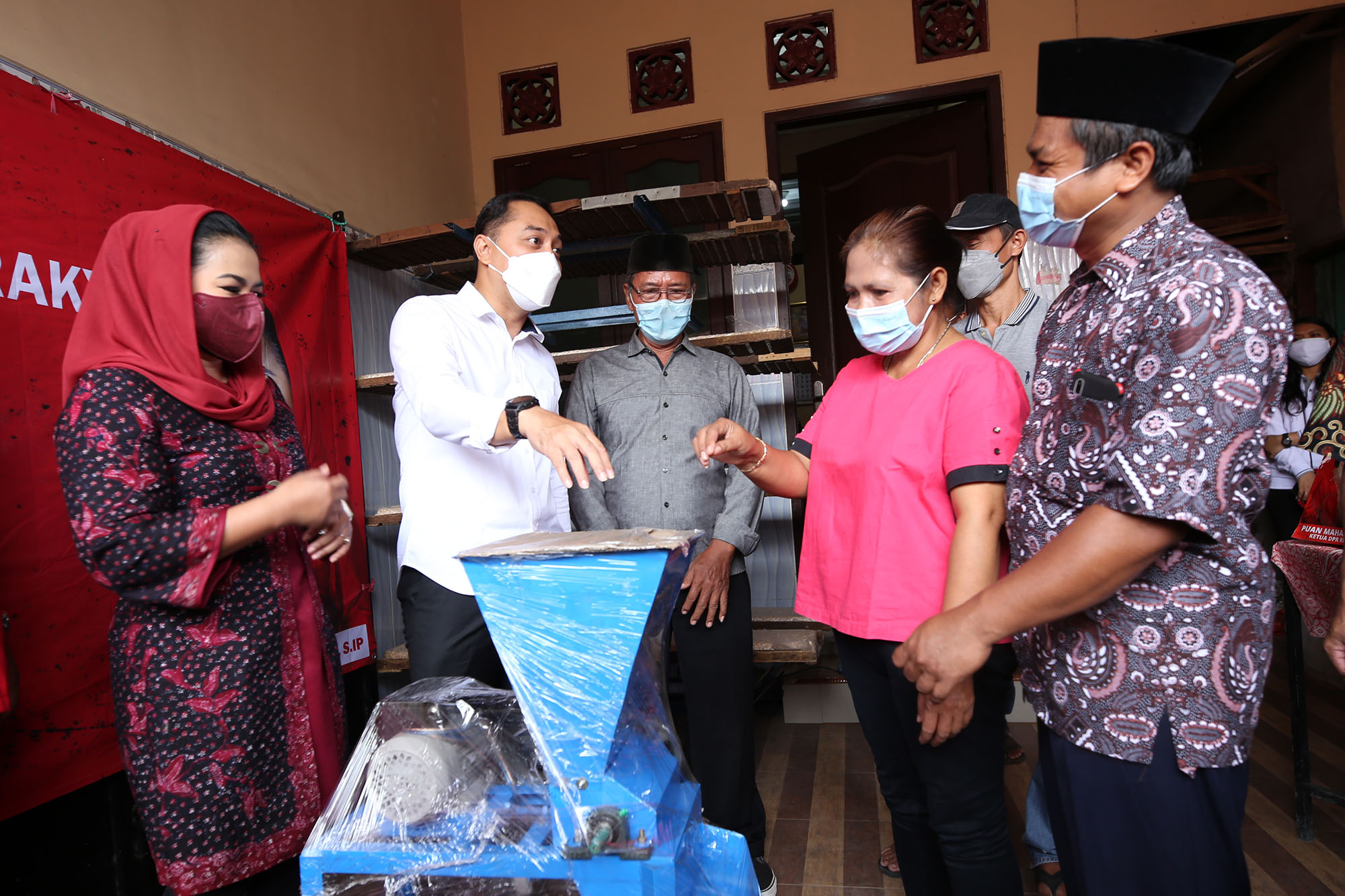 Ketua DPR RI Bantu Peralatan Produksi Tempe di Surabaya, Wali Kota Siap Dampingi Pemasaran