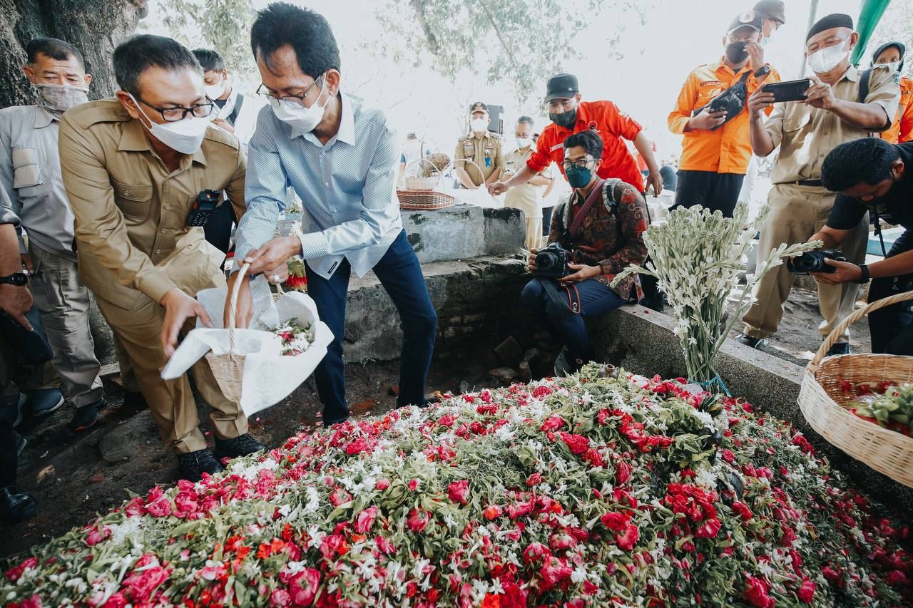 Mertua Wali Kota Surabaya Meninggal Dunia, Surabaya Bertebaran Karangan Bunga