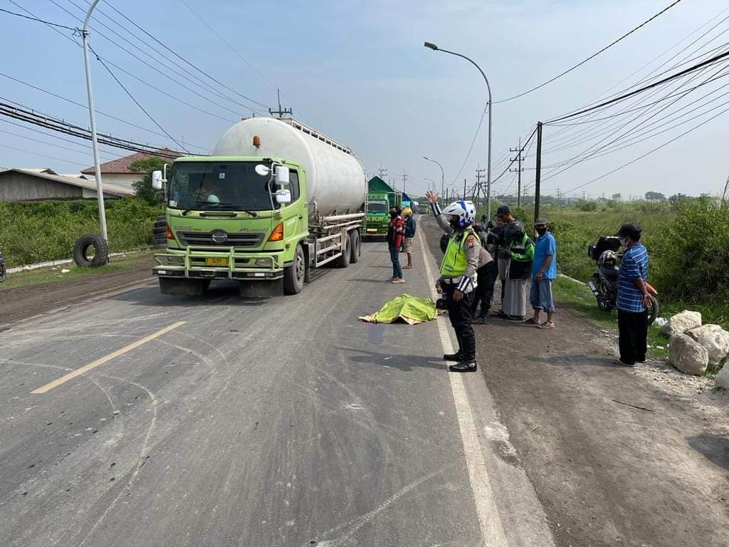 Seorang Perempuan Terlindas Truk Saat Macet di Jalan Raya Manyar Gresik
