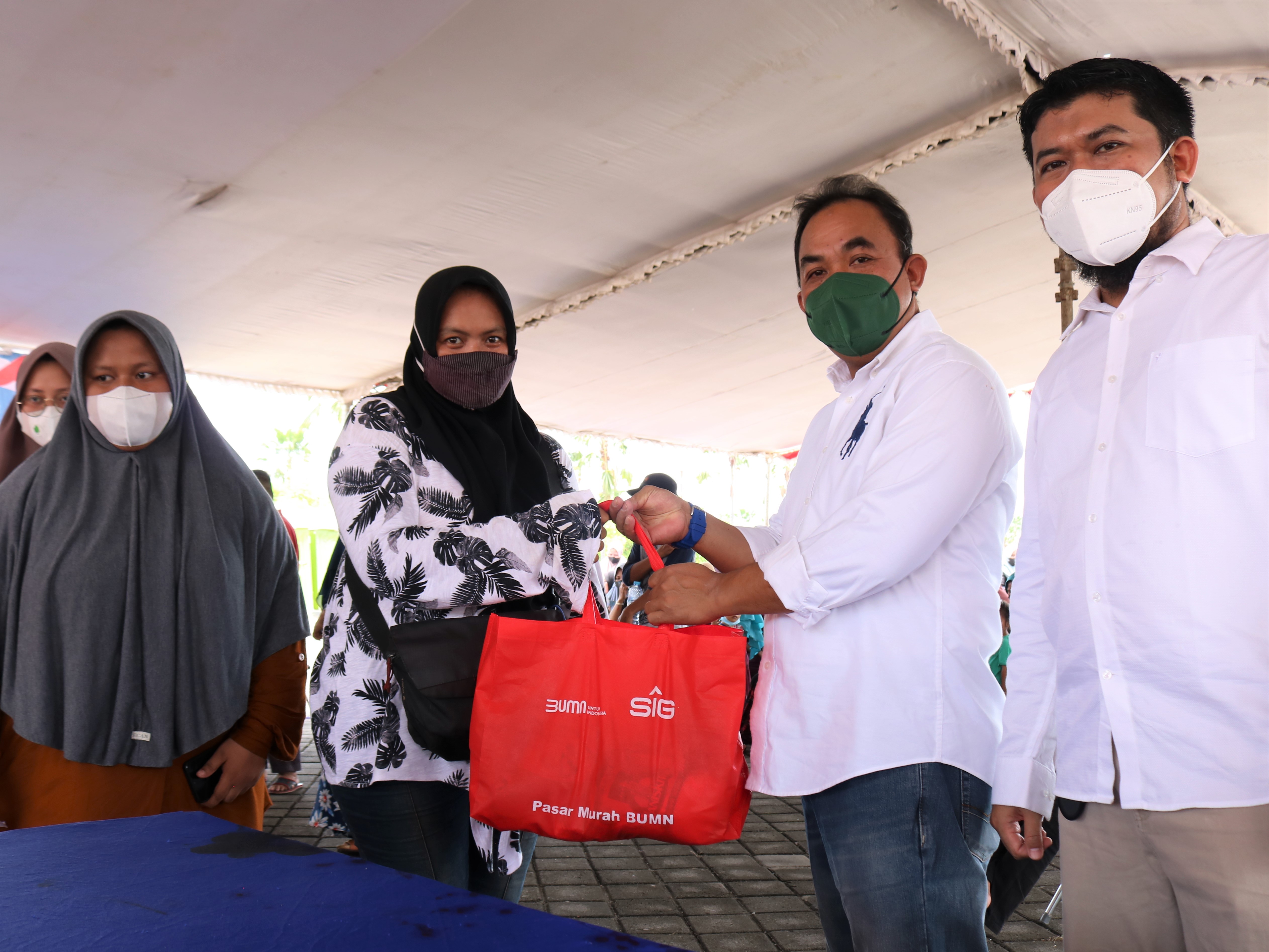 Pasar Murah BUMN 2022 di GKB Convex Gresik, SIG Sediakan 2.500 Paket Sembako Murah untuk Masyarakat