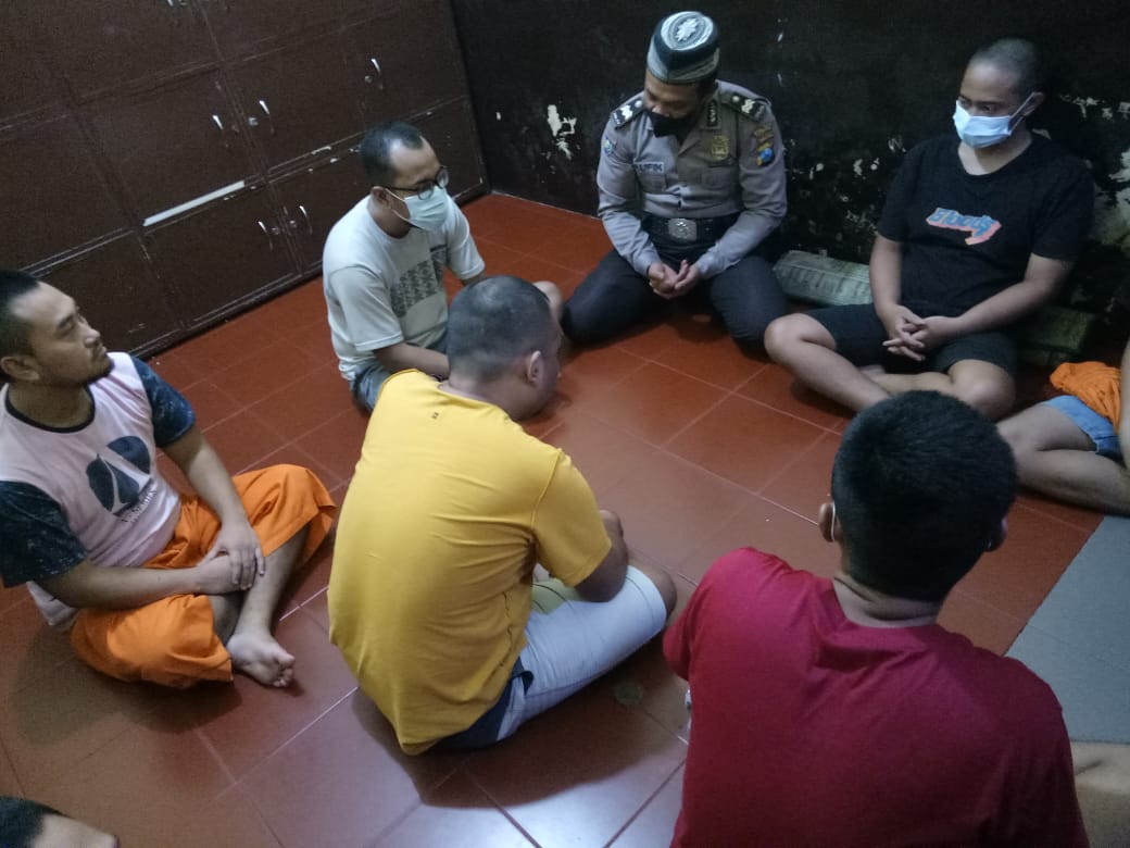 Polisi Berikan Bimbingan Rohani Kepada Tahanan di Polres Tulungagung
