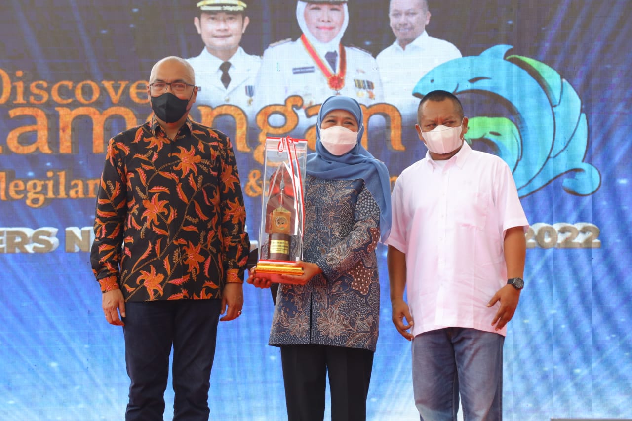 Gubernur Khofifah Terima Dua Penghargaan dalam PWI Jatim Award 2022