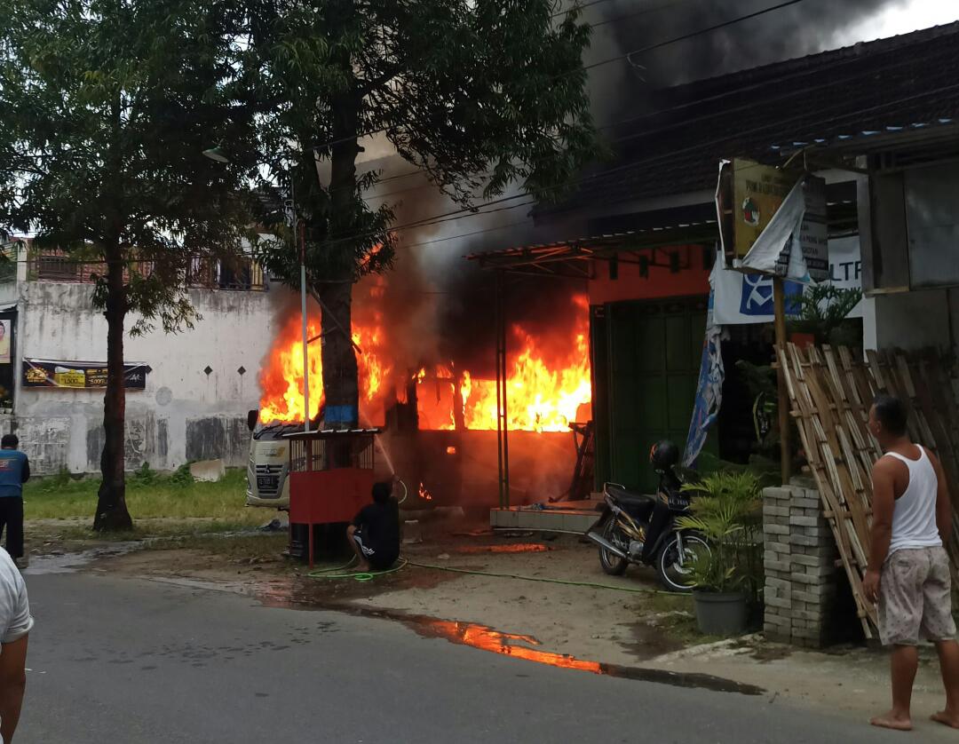 Bus Milik Universitas Darussalam Gontor Terbakar