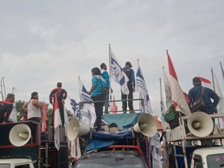 Geruduk Grahadi, Ribuan Buruh Jatim Tolak Kebijakan JHT