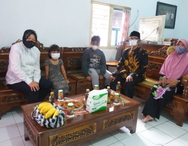 Mensos Risma ke Pasuruan, Serahkan Santunan Korban Kerusuhan Sorong Papua