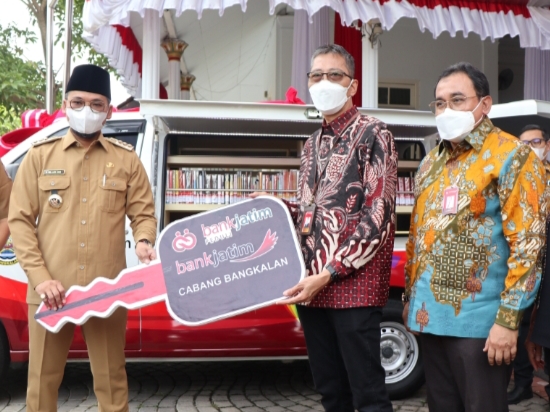 Bank Jatim Serahkan CSR Mobil Perpustakaan Keliling di Bangkalan