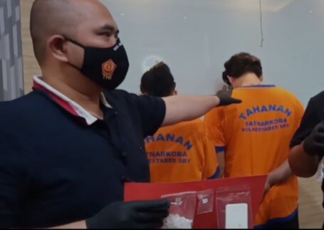 Pasutri Asal Waru Sidoarjo Ditahan Satreskoba Polrestabes Surabaya Karena Simpan SS