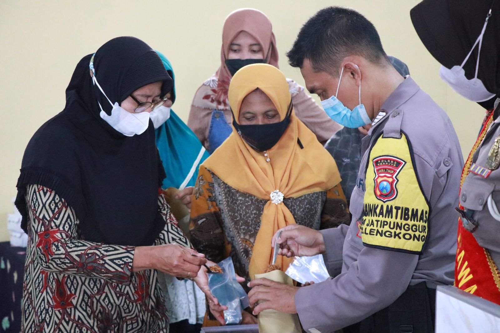 Bhabinkamtibmas dan Polisi Bawang Polres Nganjuk Berikan Pelatihan Pemasaran Digital Untuk UMKM
