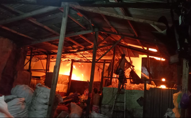 Pabrik Sepatu di Sidoarjo Ludes Terbakar