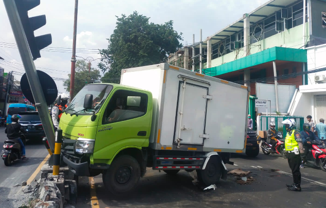 Akibat Sopir Ngantuk, Truk Seruduk Truk di Sidoarjo