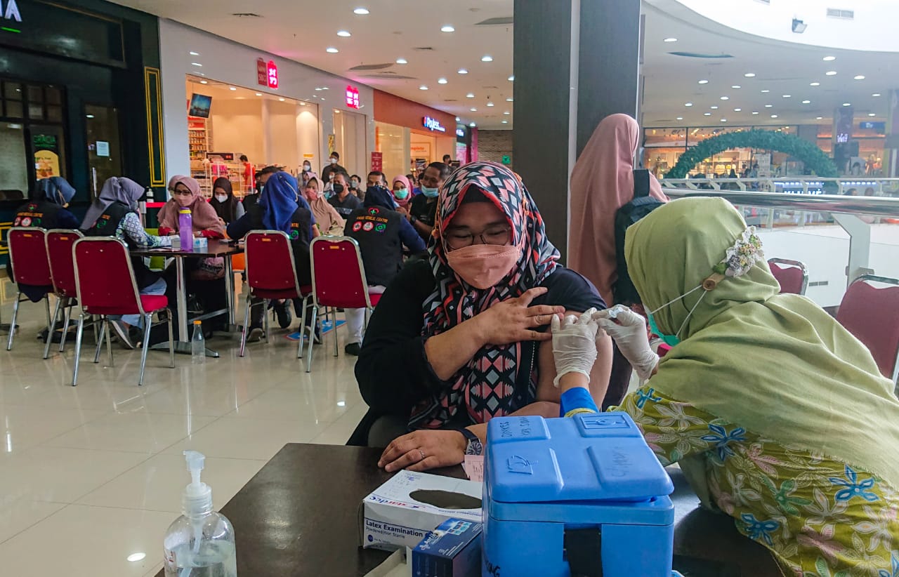 Vaksin Booster Jadi Syarat Mudik Lebaran, Warga Sidoarjo Serbu Gerai Vaksinasi