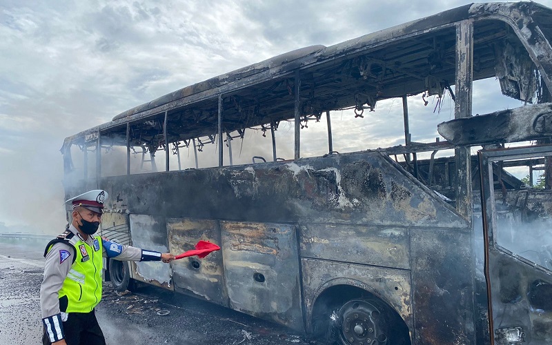 Lagi Bus Peziarah Kecelakaan di Tol, Kali Ini Bus Mubarok Terbakar di Ruas Pandaan