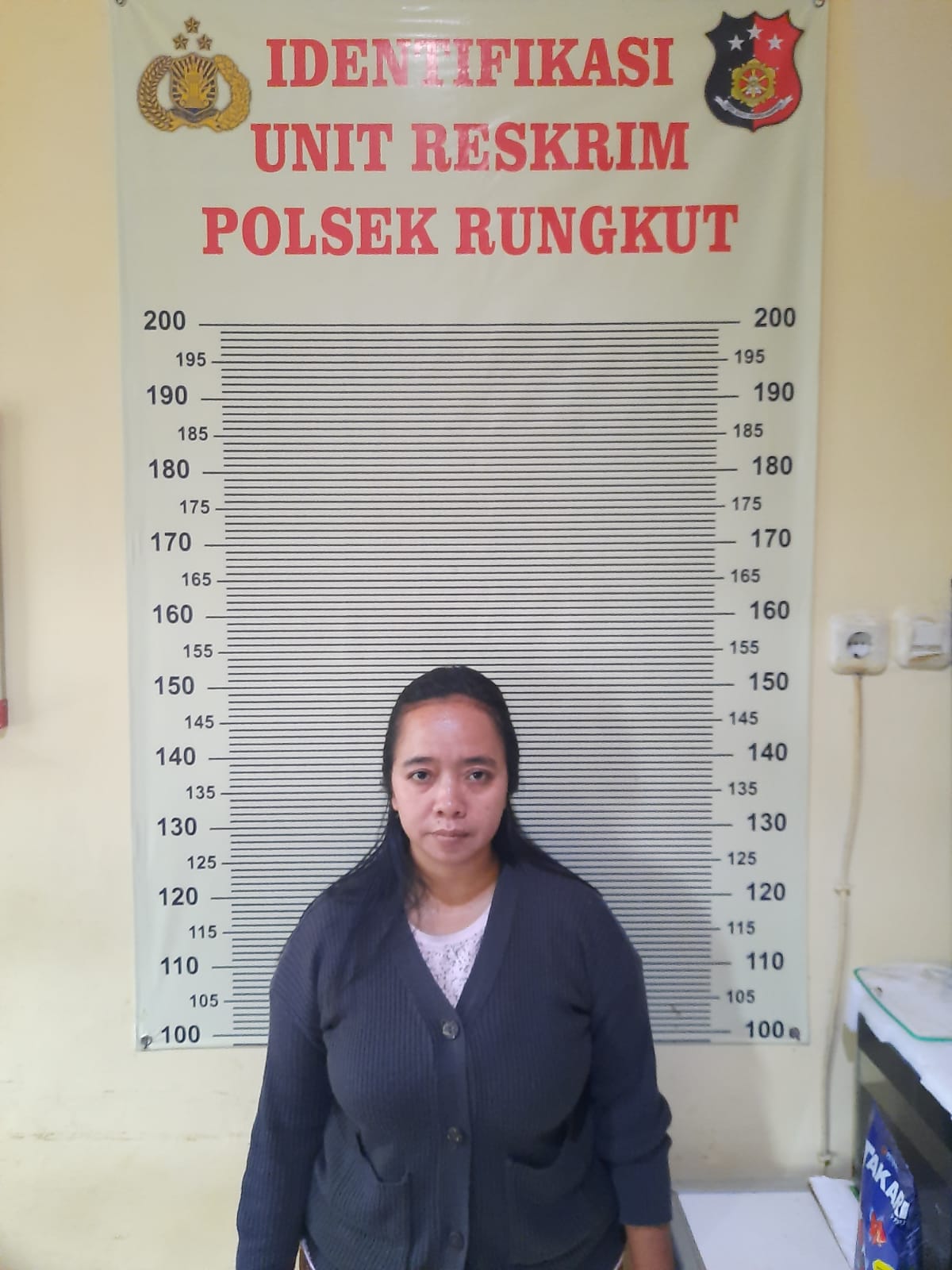 Bawa Narkoba, Polisi Ciduk Emak-emak di Depan Bess Mansion Jemursari Surabaya