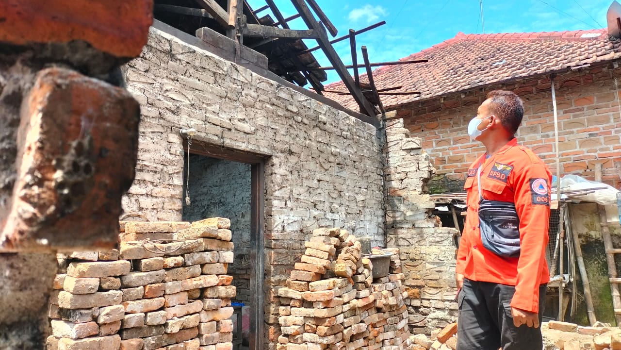 Rumah Warga Ponorogo Mendadak Roboh, Pemiliknya Terluka dengan 11 Jahitan