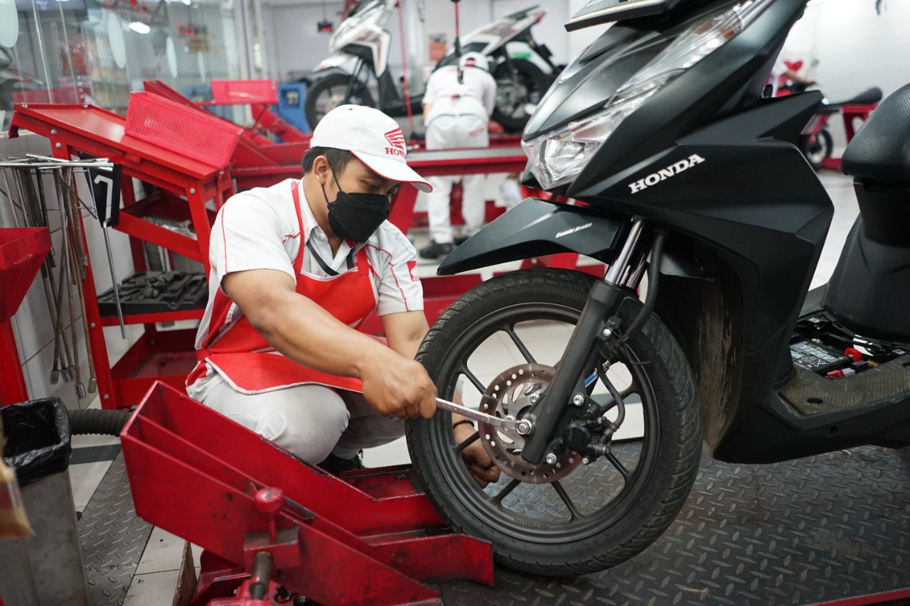 Mudik Naik Motor, Ganti Ban Dulu di AHASS