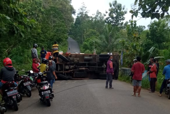 Begini Kronologi Truk Bermuatan Sembako Terguling di Sooko Ponorogo