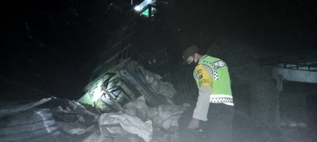 Rem Blong, Truk Muatan Porang Masuk Jurang di Ponorogo