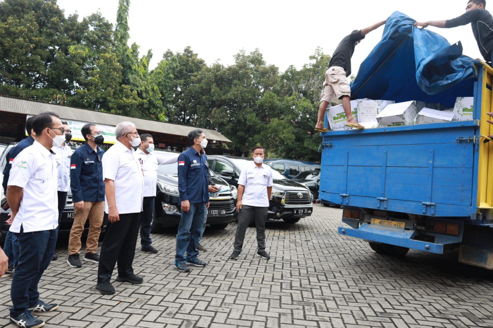 SKK Migas dan Perusahaan KKKS Salurkan Bantuan Paket Sembako ke Dinsos Jatim