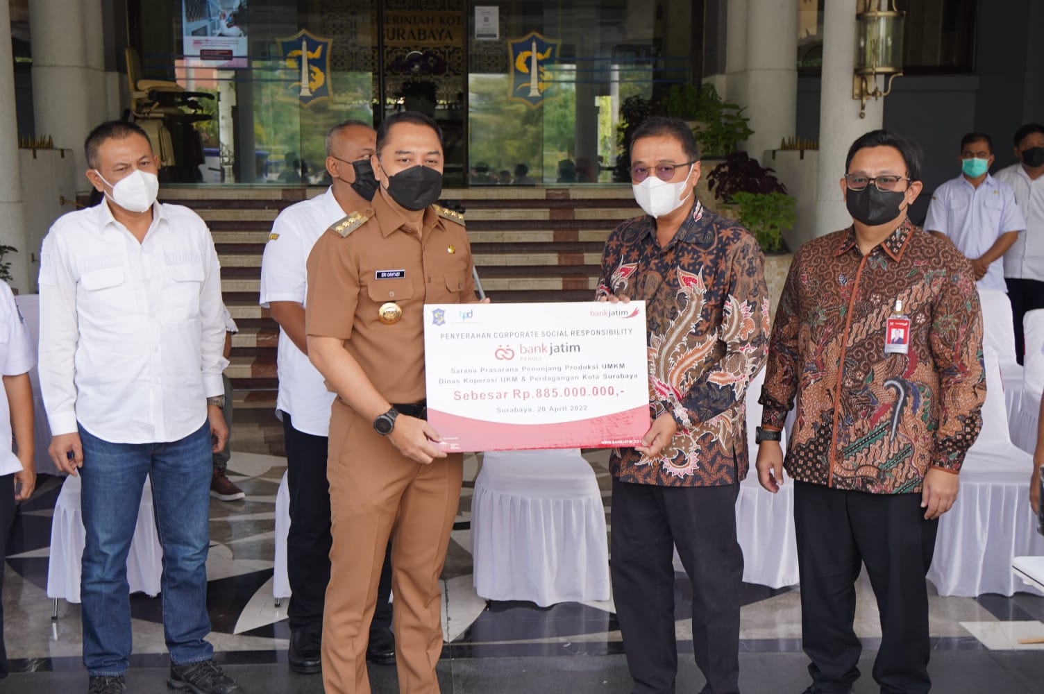 Bank Jatim Serahkan CSR ke Pemkot Surabaya