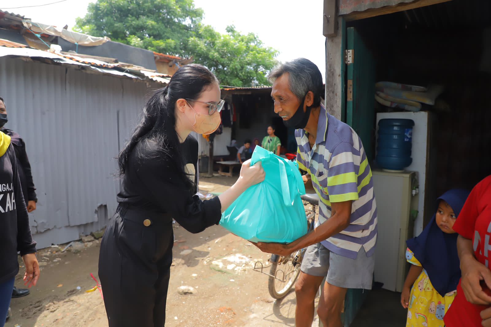 Arumi Bachsin Blusukan dan Bagi-bagi Sembako di Kampung Sepeda Air Sukolilo Surabaya