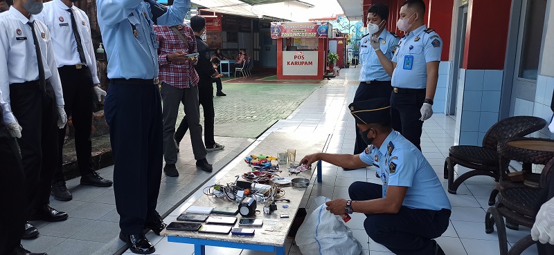 Razia Kamar Warga Binaan Rutan Ponorogo, Petugas Temukan Hp Hingga Pisau