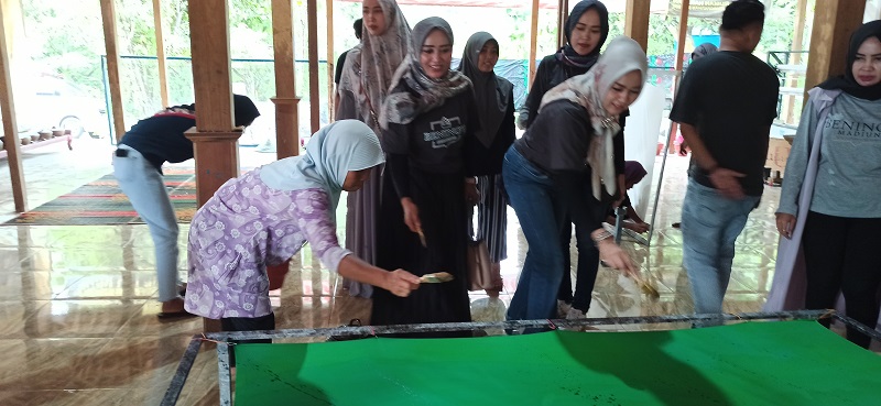 Kunjungi ‘Kampung Idiot’ Ponorogo, Ibu-ibu Komunitas Ini Bagikan Sembako Sambil Belajar Batik