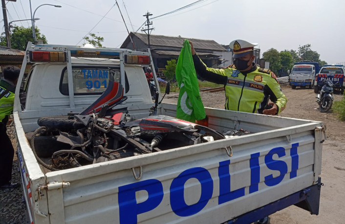Terseret 25 Meter, Ojek Online Warga Bratang Tewas Ditabrak KA di Sidoarjo
