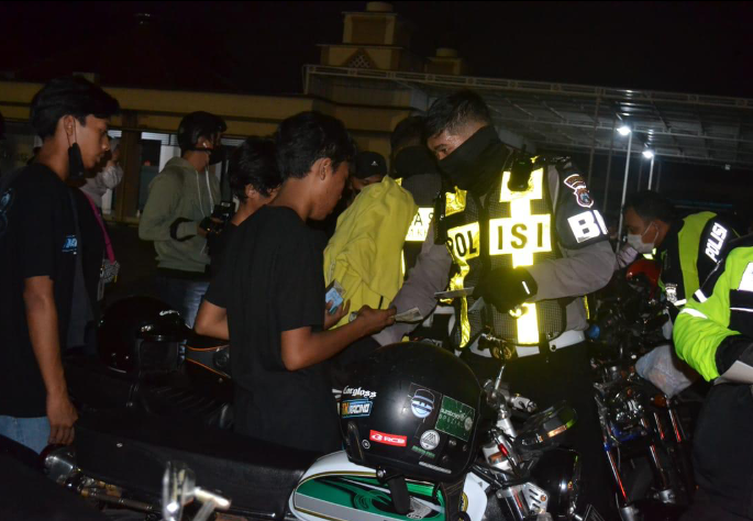 Razia Balap Liar, Polresta Sidoarjo Amankan Puluhan Pemuda Bersama Motornya