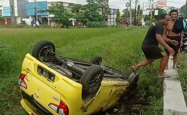 Pengemudi Hilang Konsentrasi, Daihatsu Ayla Terbalik di Sawah Buduran Sidoarjo