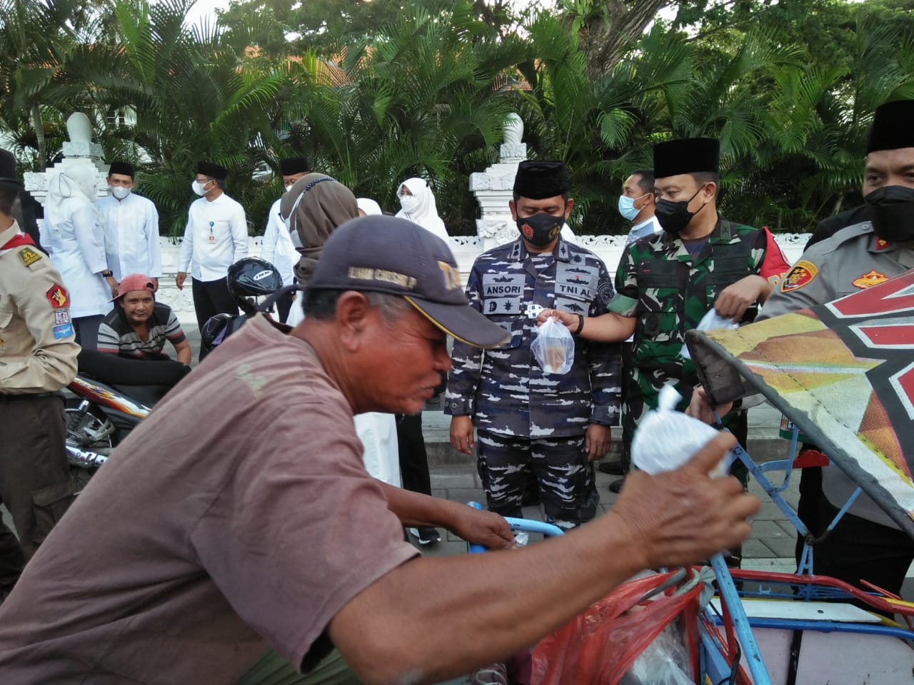 Forkopimda Banyuwangi Bagikan 10 Ribu Takjil