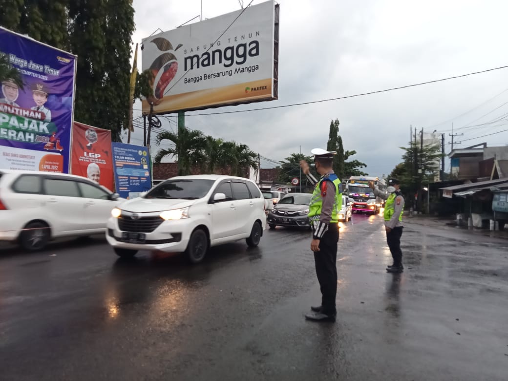 H+5 Lebaran, Antrian Kendaraan di Jembatan Ngujang 1 Tulungagung Mengular
