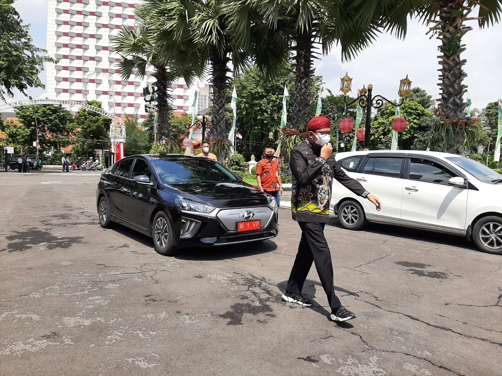 Halal Bihalal Bareng Gubernur, Bupati Sumenep Pamer Mobil Dinas Bertenaga Listrik