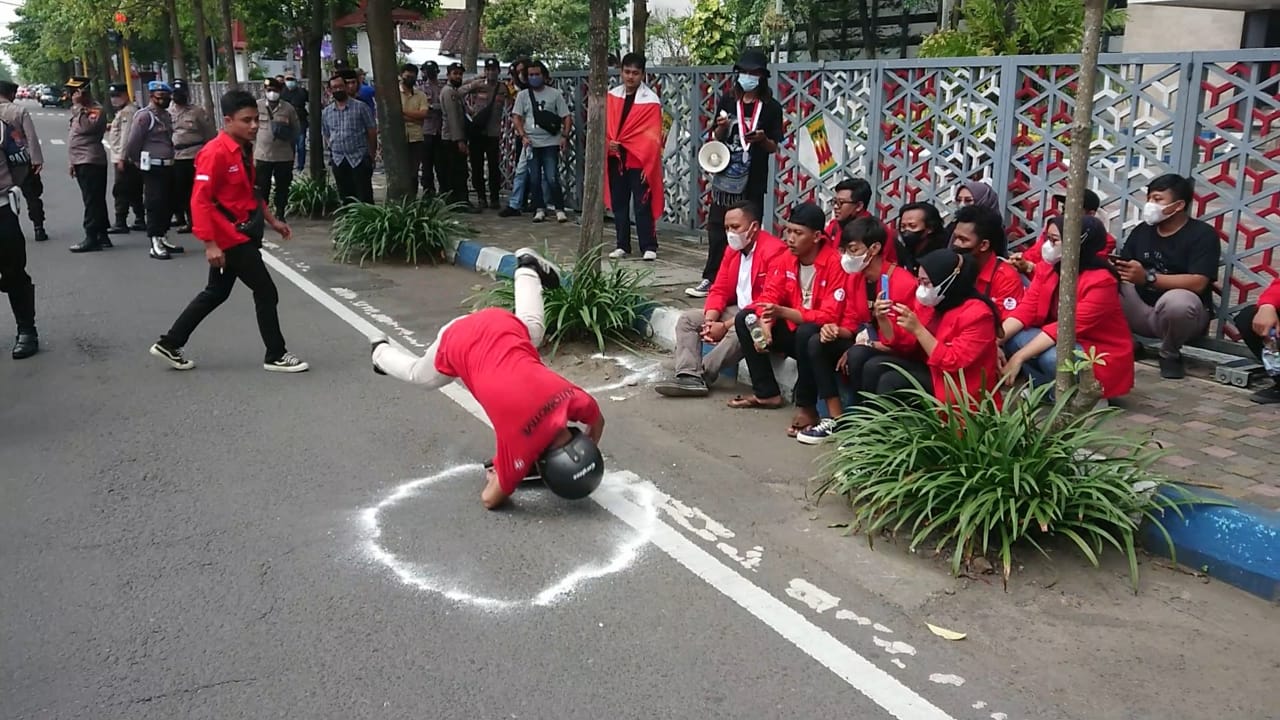 Puluhan Mahasiswa Tagih Janji Pemkab Tulungagung, Soal Perbaikan Jalan Rusak